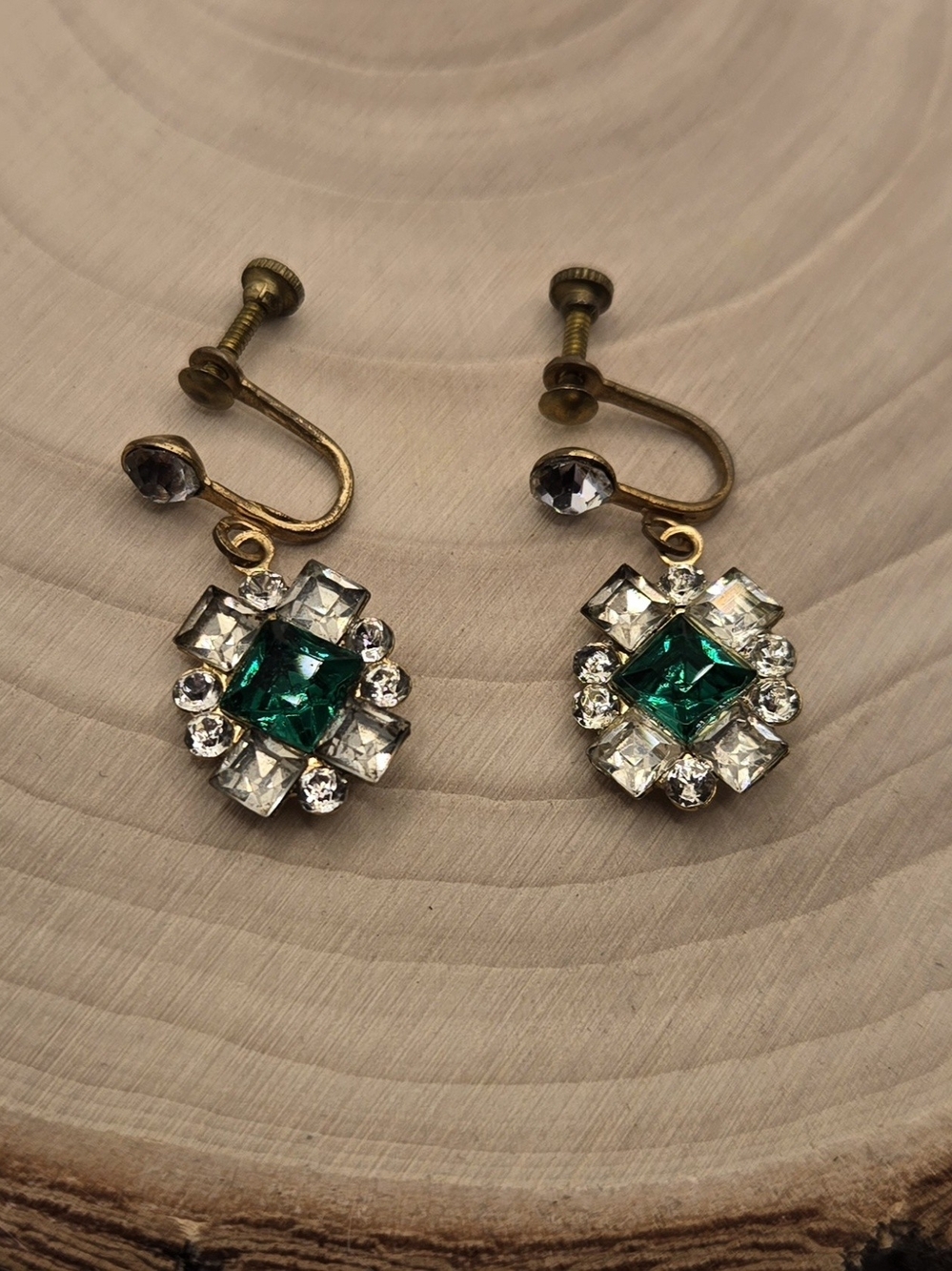 ✨ Vintage Emerald Rhinestone Screwback Earrings ✨ - Picture 3 of 6